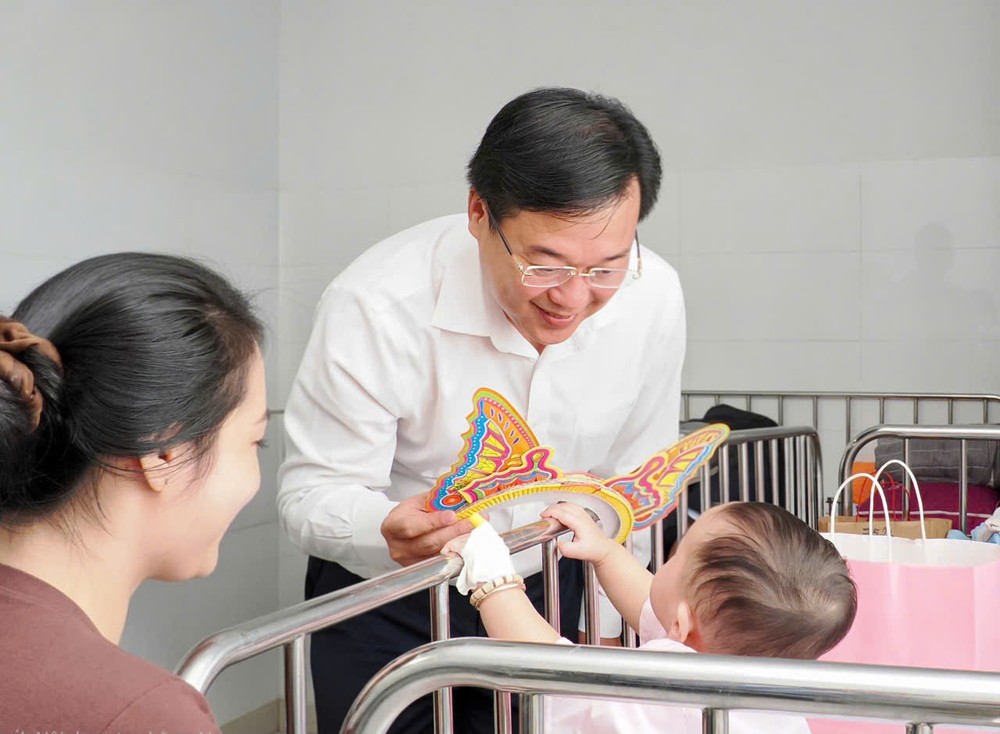 黎国峰副书记探望并向正在第一儿童医院接受治疗的患儿赠送中秋礼物（图：黄雄）