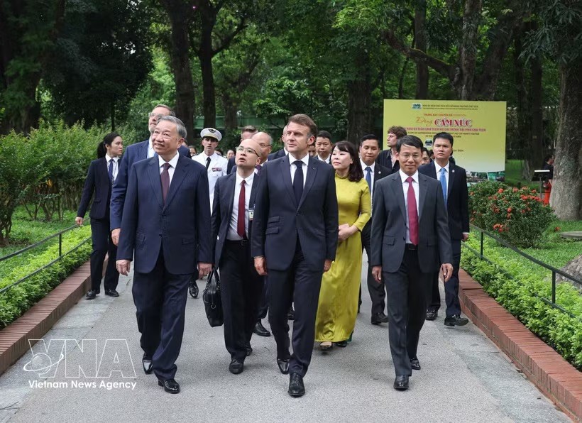 党中央总书记苏林与法国总统马克龙在主席府参观胡志明主席遗迹区（2025年5月）。