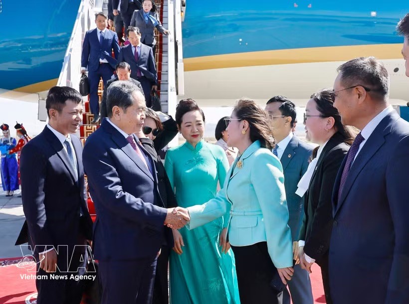 国会主席陈青敏抵达乌兰巴托成吉思汗国际机场，开始对蒙古进行正式访问。