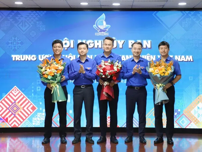 阮金归同志（中）出任2024-2029年任期第九届越南青联会中央主席。 