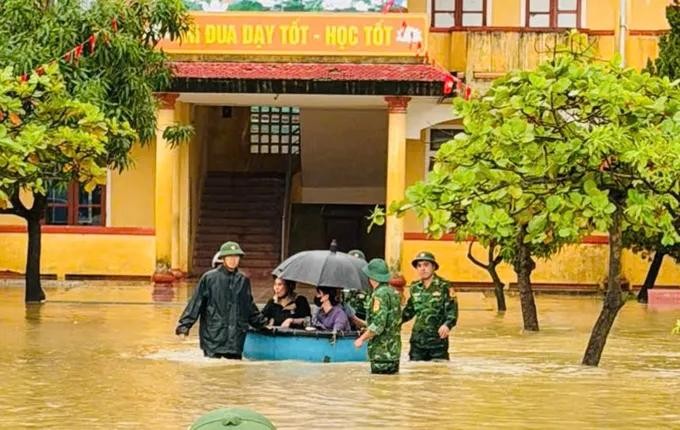 bo-doi-bien-phong-dua-hoc-sinh-giao-vien-den-noi-an-toan.jpg