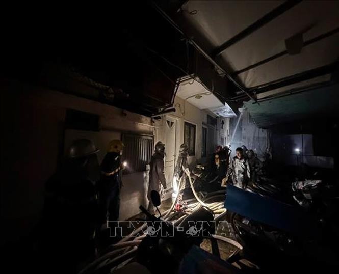 河内消防与救援警察力量紧急开展搜救并扑灭火灾。图：越通社发