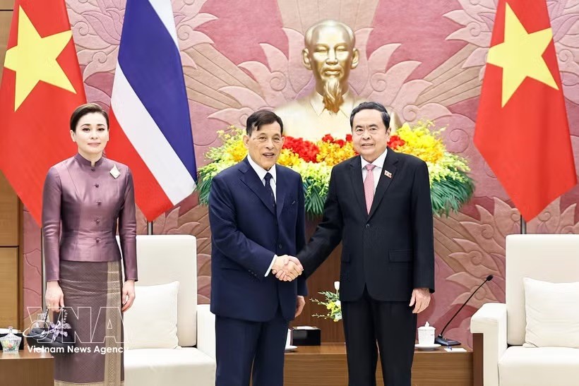 越南国会主席陈青敏会见泰国国王玛哈·哇集拉隆功和王后。