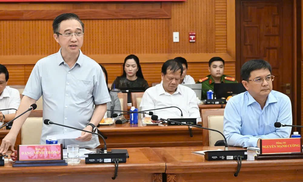 胡志明市市委副书记邓明通作会议结论。图：越勇