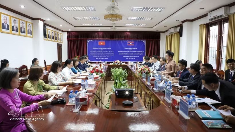 奠边省代表团与老挝波乔省的工作会谈现场。
