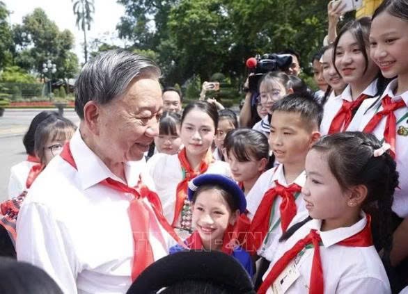 党中央总书记、国家主席苏林与儿童交流。图：越通社