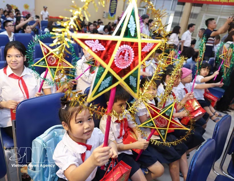 ha-noi-trung-thu-ron-rang-am-ap-voi-hoc-sinh-cac-truong-chuyen-biet-9034129-1.jpeg