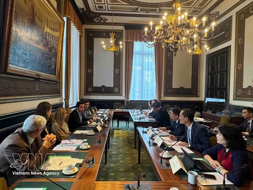 越南国会文化与社会委员会工作代表团与比利时部门交流。