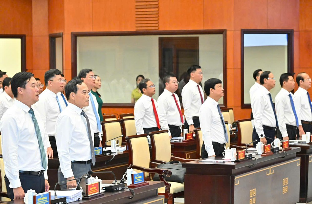 cac-dai-bieu-thuc-hien-nghi-thuc-chao-co.jpg