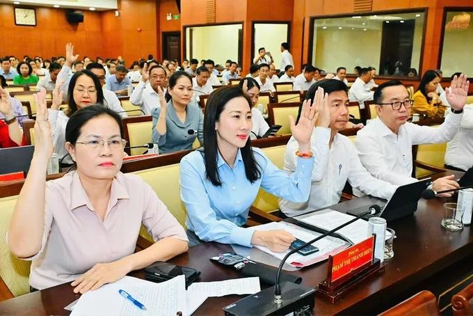 dai-bieu-bieu-quyet-thong-qua-noi-dung-chuong-trinh-hoi-nghi-anh-viet-dung.jpg
