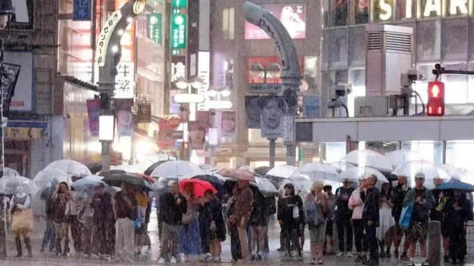 由于受“杜鹃”台风影响，东京街头大量民众滞留。图：EPA