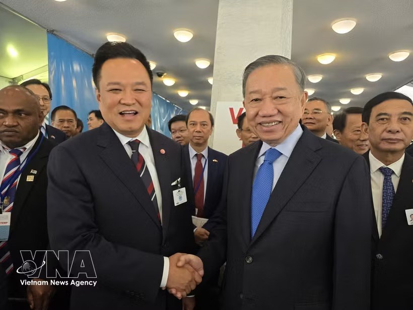 党中央总书记、国家主席苏林与泰国总理阿努廷·参威拉军亲切握手。