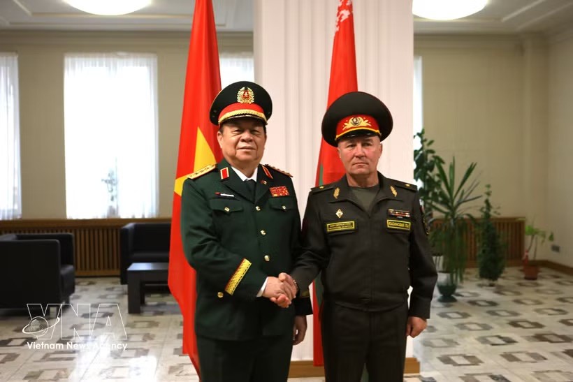 白俄罗斯共和国国防部思想工作总局局长列昂尼德·卡辛斯基少将主持仪式，欢迎党中央政治局委员、党中央书记处书记、中央军委常委、越南人民军总政治局主任阮仲义大将及越南人民军高级政治代表团对白俄罗斯共和国进行正式访问。