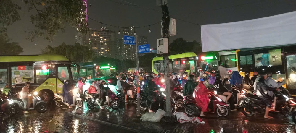 预报，高水位涨潮汛结合强降雨影响胡志明市交通。图:明海