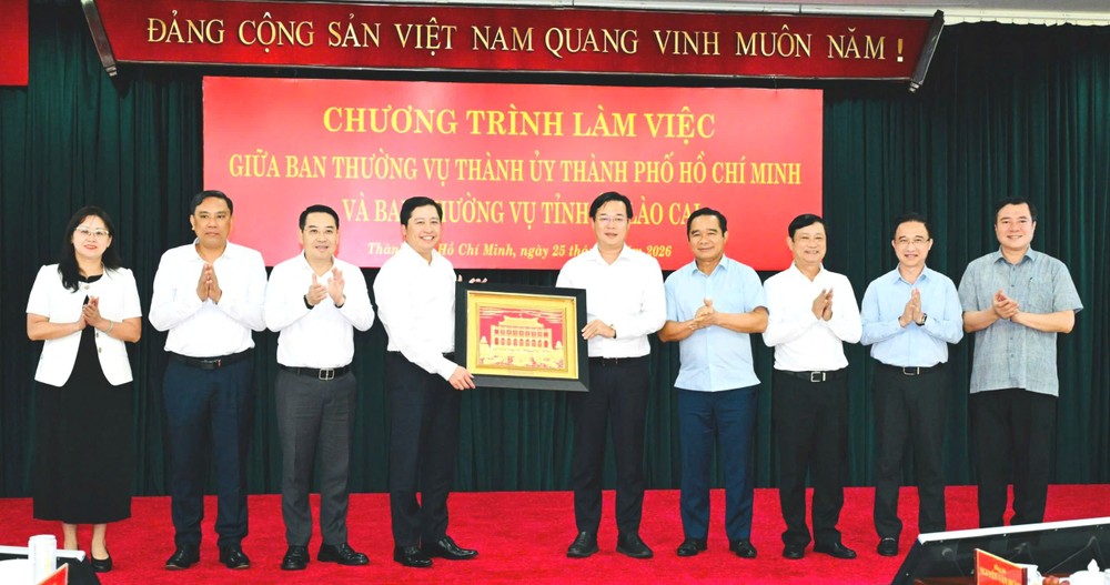 ban-thuong-vu-tphcm-tang-qua-luu-niem-den-ban-thuong-vu-tinh-uy-lao-cai.jpg