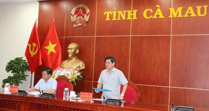金瓯省人委会副主席黎文史在会议上发表指导意见。