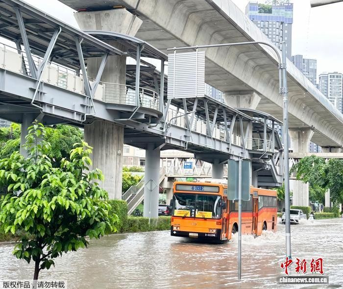 连日暴雨致曼谷市区大面积积水。李映民 摄