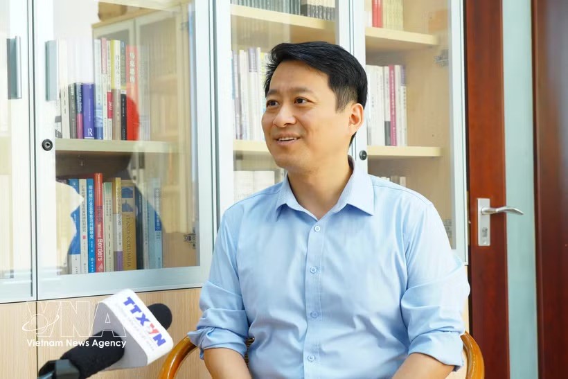 中国中央民族大学教授、中国环球电视网（CGTN）评论员曲强接受越通社记者采访。