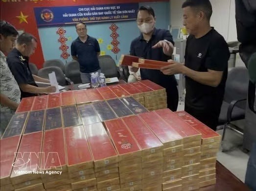 tp-ho-chi-minh-khoi-to-4-nguoi-nuoc-ngoai-van-chuyen-gan-18000-bao-thuoc-la-lau-9047289.jpeg