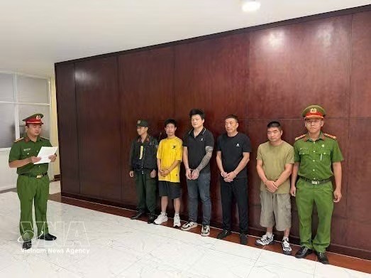 遭起诉的四名外国籍人员。
