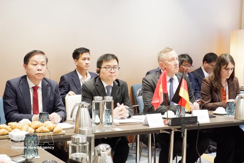 越南工商部副部长张青怀与全球风能理事会首席执行官本·巴克韦尔共同主持座谈会。