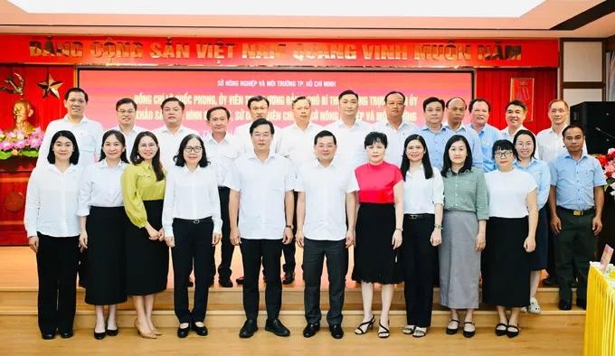 pho-bi-thu-thuong-truc-thanh-uy-tphcm-le-quoc-phong-cung-cac-dai-bieu.jpg
