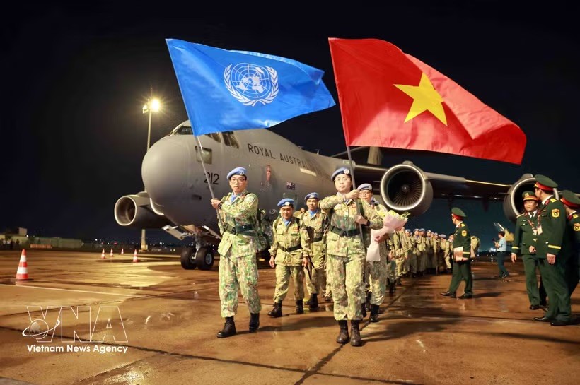 七号二级野战医院官兵在出色完成联合国南苏丹特派团维和任务后荣归故里。