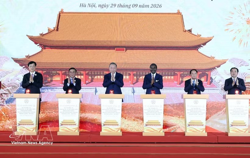 党中央总书记、国家主席苏林与各位代表共同启动敬天殿保护、修缮与复原投资项目动工仪式。