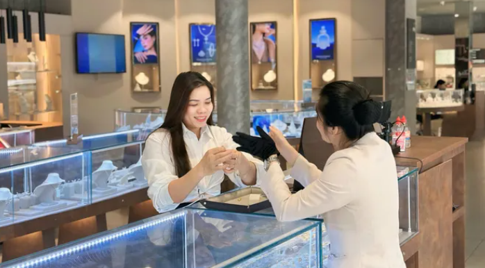 胡志明市PNJ门店顾客购买首饰。图：绒阮