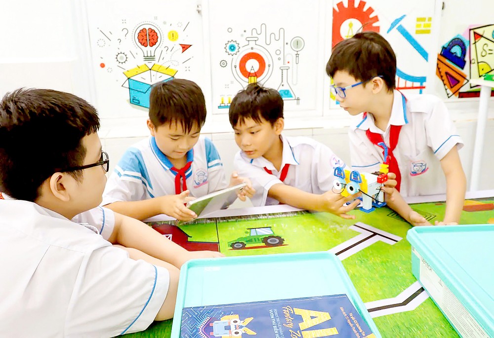 胡志明市滨城坊阮惠小学的学生参加STEM教育活动。图：秋心