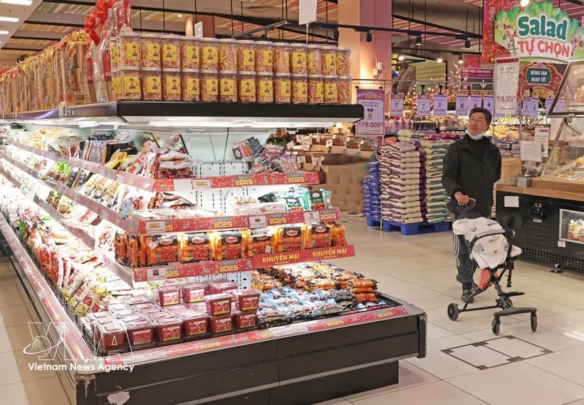 永旺超市（AEON）内摆放的丰富商品。