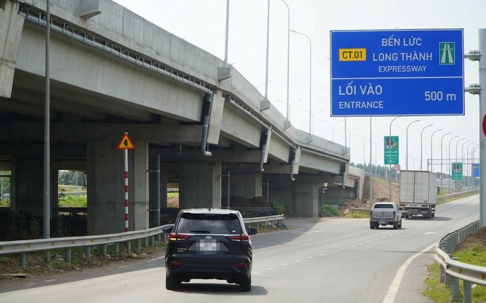 从51号国道驶入滨沥-隆城高速公路、朝南部西区方向行驶的车辆。图：富银