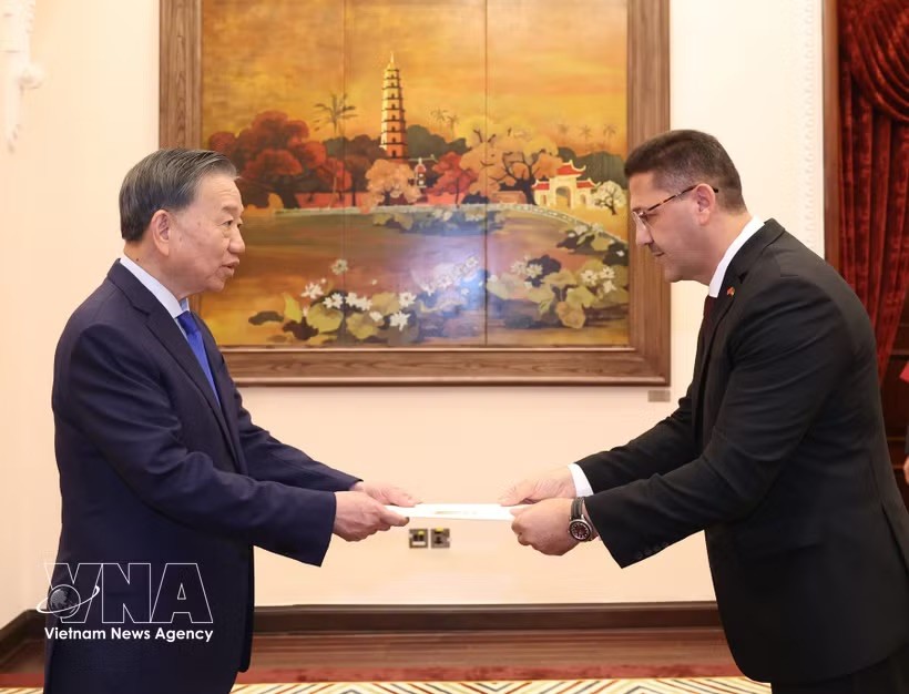 苏林总书记、国家主席会见巴勒斯坦大使沙迪·阿布·扎尔卡（Shadi Abu Zarqa）。