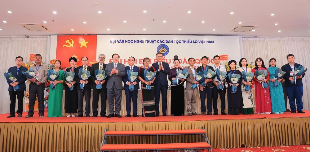 越南各少数民族文学艺术大会上向执委会献花。图：怀南