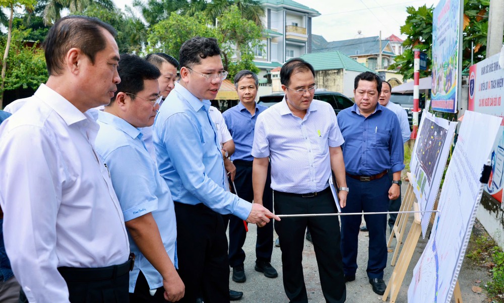 黄原营副主席视察胡志明市-土龙木-真诚高速公路的各施工点。图：维陈 