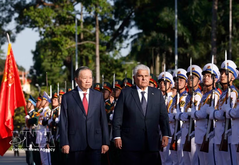 党中央总书记、国家主席苏林和巴拿马总统何塞·劳尔·穆利诺检阅越南人民军仪仗队。 图：越通社