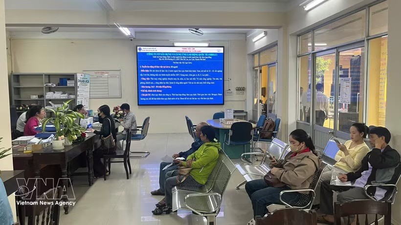顺化市就业服务月吸引众多劳动者参加应聘、求职。