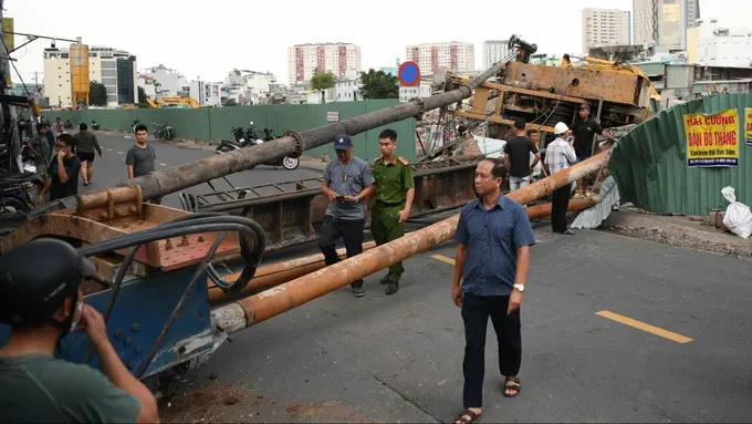 胡志明市嘉定坊职能力量与相关单位配合封锁、处理事故现场。图：建文