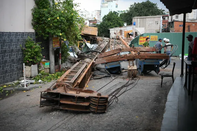 may-thi-cong-hang-chuc-tan-do-chan-ngang-duong-bui-huu-nghia-2-9129-8757.jpg