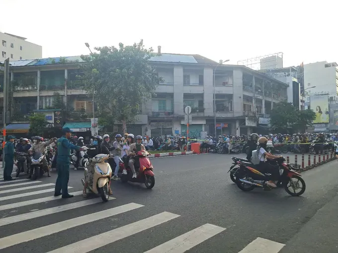 cay-bo-de-tram-tuoi-bat-goc-o-giao-lo-dinh-tien-hoang-0-6067-1238.jpg