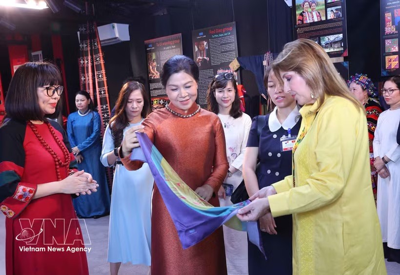 党中央总书记、国家主席苏林夫人与巴拿马总统夫人在文庙—国子监特别国家级遗迹群了解越南各民族文化。