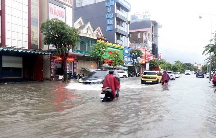 中部地区出现大雨。