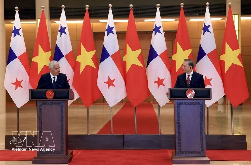 党中央总书记、国家主席苏林与巴拿马总统穆利诺共同会见记者。