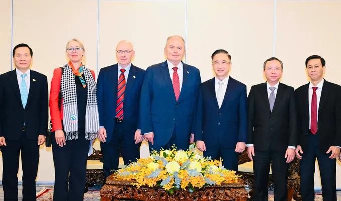 胡志明市领导与匈牙利工人党代表团合影。