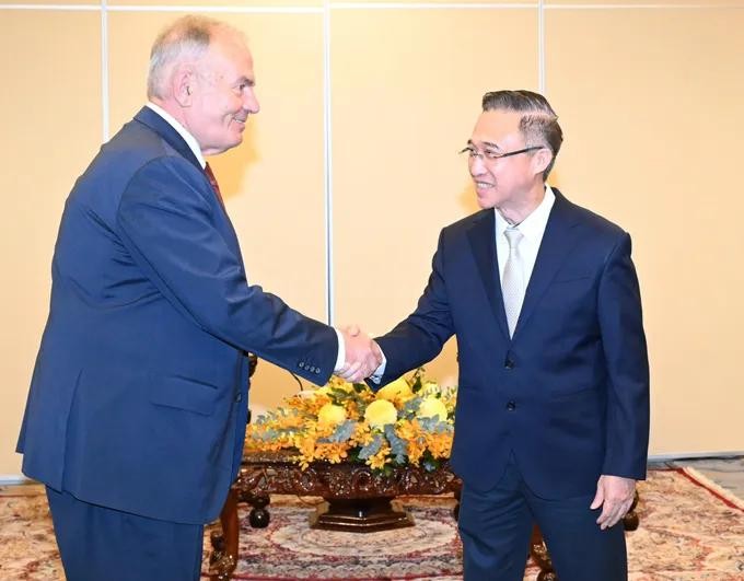 pho-bi-thu-thanh-uy-tphcm-dang-minh-thong-va-chu-tich-dang-cong-nhan-hungary-gyula-thurmer.jpg