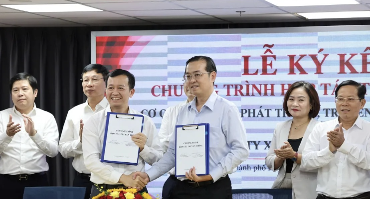 胡志明市新闻与广播电视机关同Vietlott签署传媒合作协议