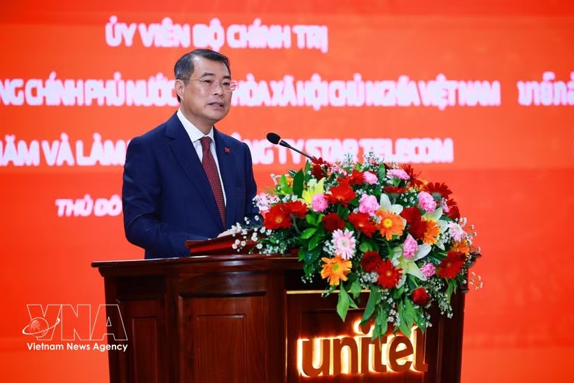 政府总理黎明兴前往设在首都万象的越南军队工业—电信集团（Viettel）与老挝亚洲电信公司的合资企业——Star Telecom公司（Unitel）。