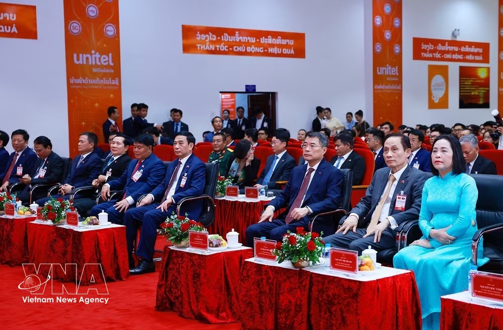 thu-tuong-le-minh-hung-tham-cong-ty-star-telecom-unitel-anh-ttxvn.jpeg