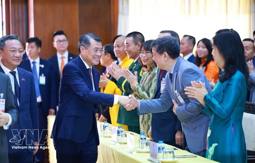 越南政府总理黎明兴会见驻老挝大使馆工作人员、各代表机关、社团及侨胞代表。