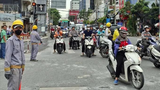 10月10日上午，胡志明市八月革命街与阮氏明开街四岔路口（滨城坊）的交通情况。图：国雄